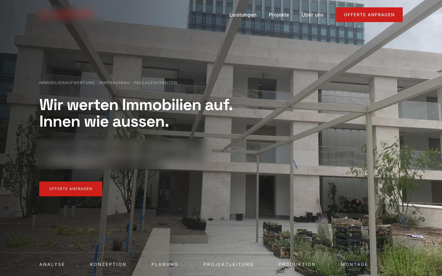 Kundenprojekt aus Bau und Innenausbau am Computer: grossflächiges Projektfoto mit ruhiger Typografie